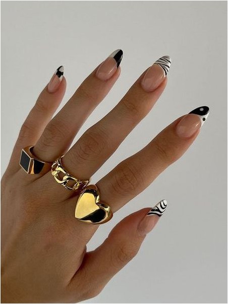 Черные и белые французские ногти с кончиками