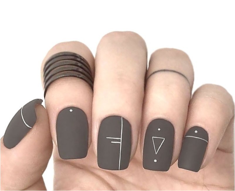 Темно-серые ногти с штриховым рисунком