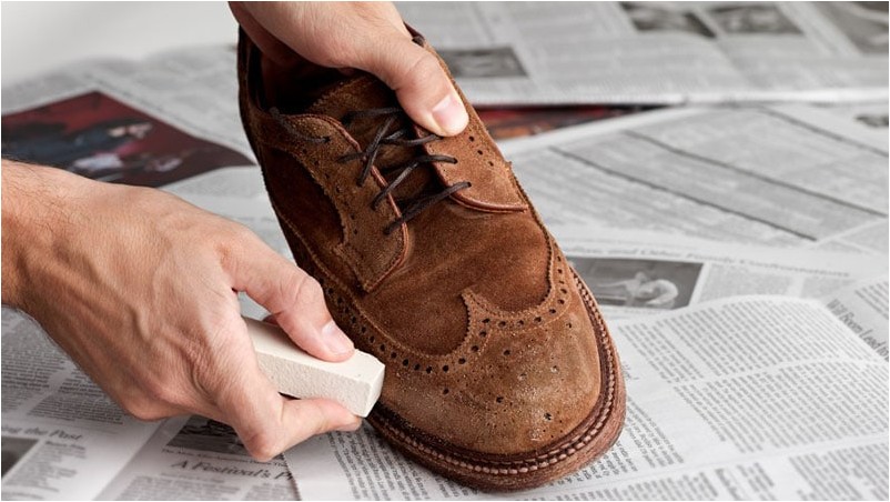 Как почистить замшевую обувь без щетки для замши
