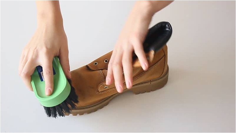 Как очистить замшевую обувь от грязи и грязи