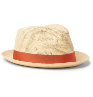 Маленькая соломенная панамская шляпа с полями и отделкой в ​​крупный план