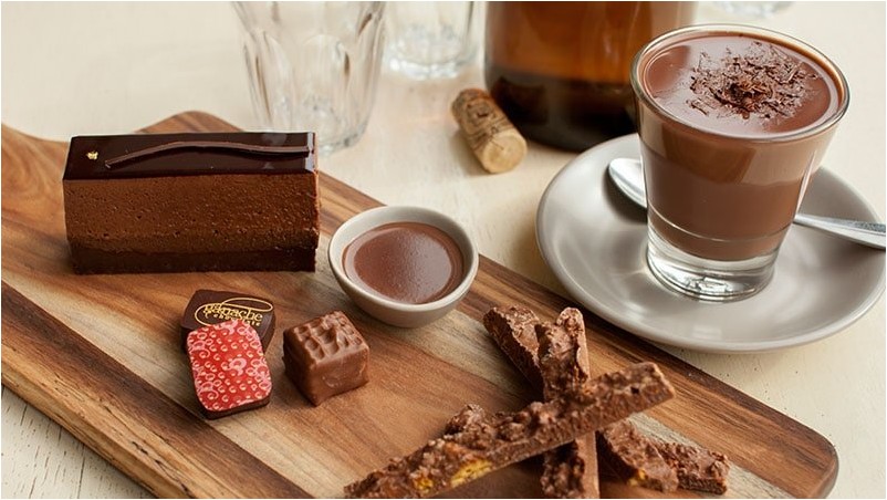 Горячий шоколад кафе. Горячий шоколад. Горячий шоколад в кафе. Французский горячий шоколад. Горячие шоколадки.