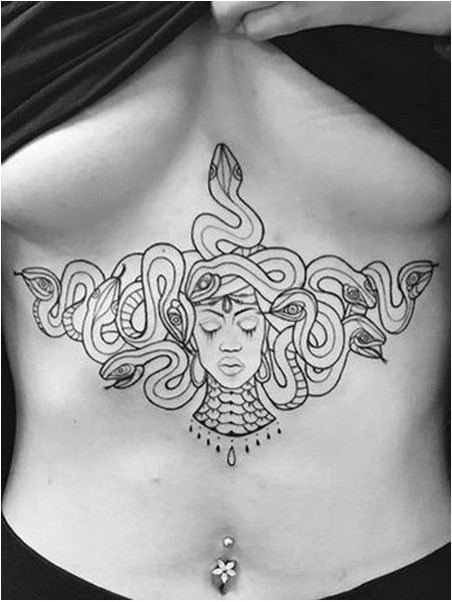 Татуировка на груди с медузой