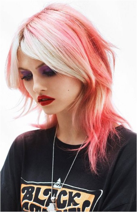 Стрижка с розовыми волосами