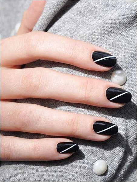 Черные ногти с белой полосой