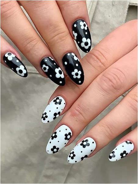 Черно-белые ногти с цветами
