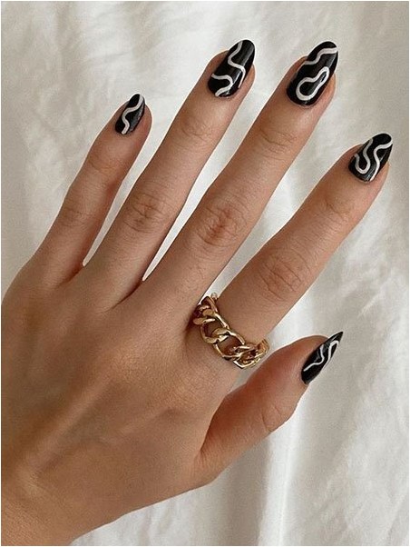 Черные ногти с белым дизайном