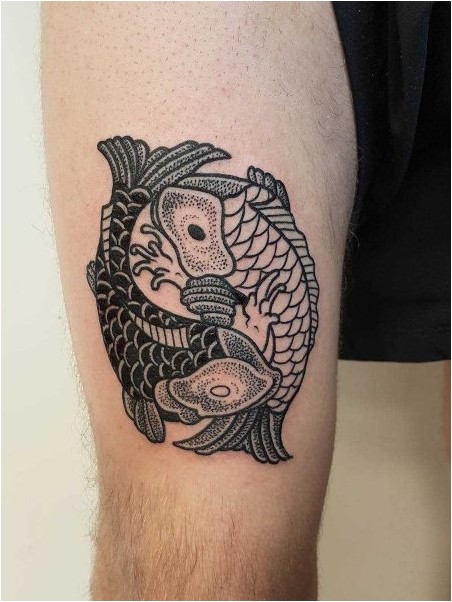 Татуировка с двумя рыбками кои
