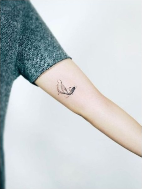 Маленькая татуировка с рыбой кои