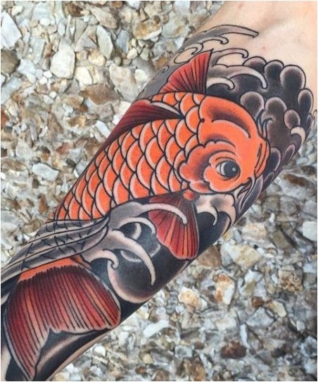 Традиционная японская татуировка с рыбой кои