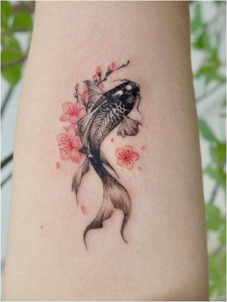 Татуировка с изображением рыбы кои и цветущей вишни
