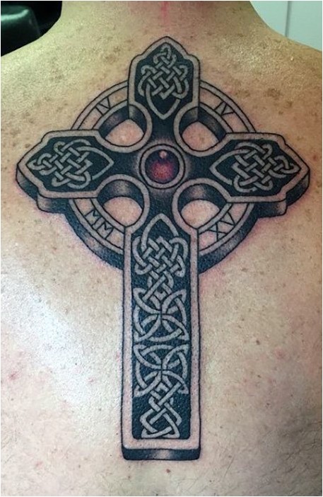 Татуировка с ирландским крестом