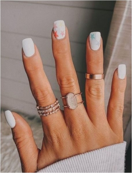 Белый дизайн ногтей со звездами