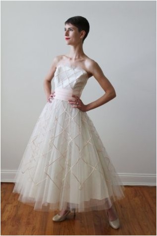 Винтажное свадебное платье из тюля 1950-х годов до чайной длины с деталями из розовых лент