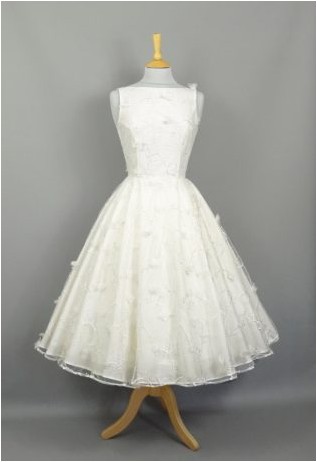 Свадебное платье 1950-х годов с кружевным лифом Sabrina цвета слоновой кости Peggy, сделанное Dig For Victory