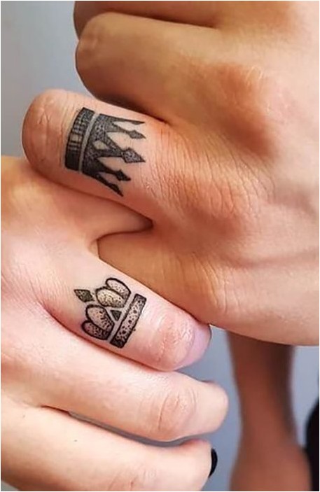 King & amp; Татуировка на пальце королевы