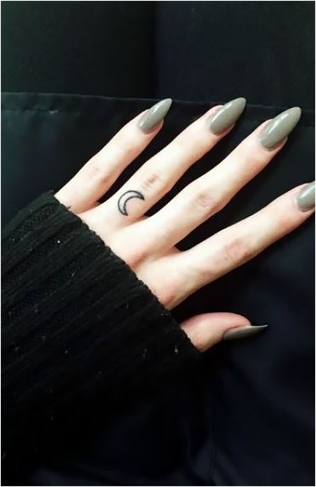 Татуировка на пальце с изображением луны