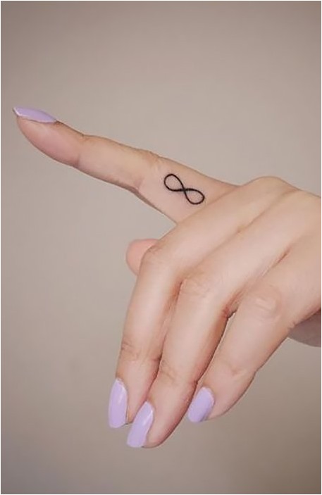 Татуировка на пальце бесконечности