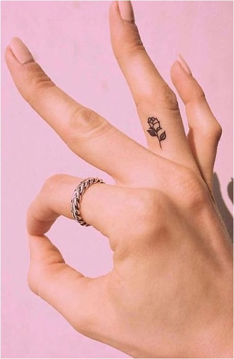 Татуировка на пальце с розой