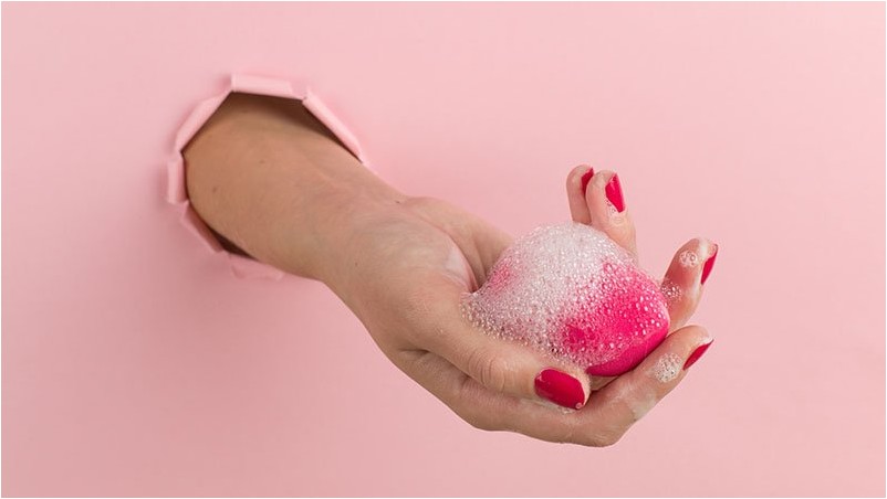 Очистите губку для макияжа в мыле или очищающем средстве