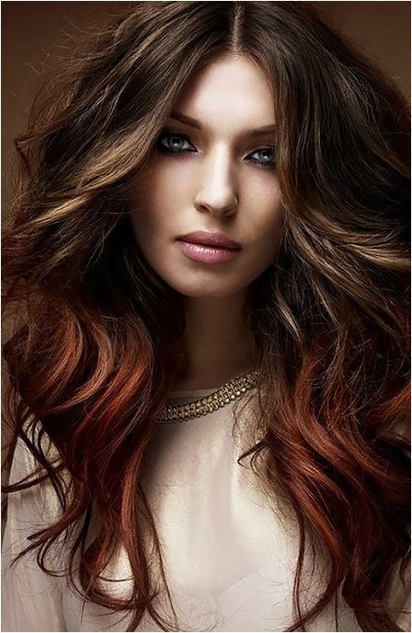Шоколадно-каштановые волосы со светло-каштановыми бликами и красными кончиками