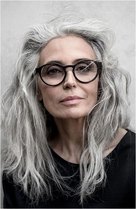 Длинные многослойные волосы для женщин старше 50