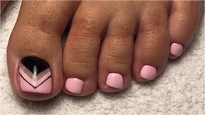 Розовые и черные ногти на ногах