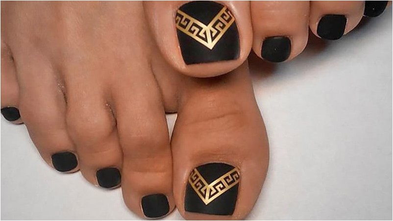 Черные и золотые ногти на ногах