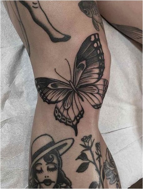 Черно-белая татуировка с бабочкой