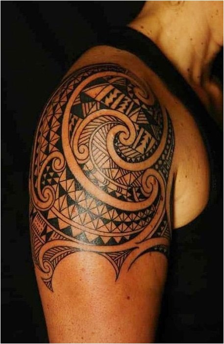 Полинезийская татуировка на плече