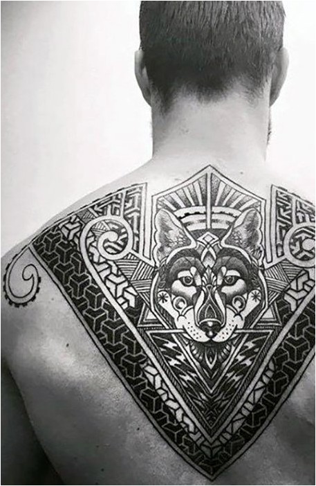 Татуировка на плече на спине