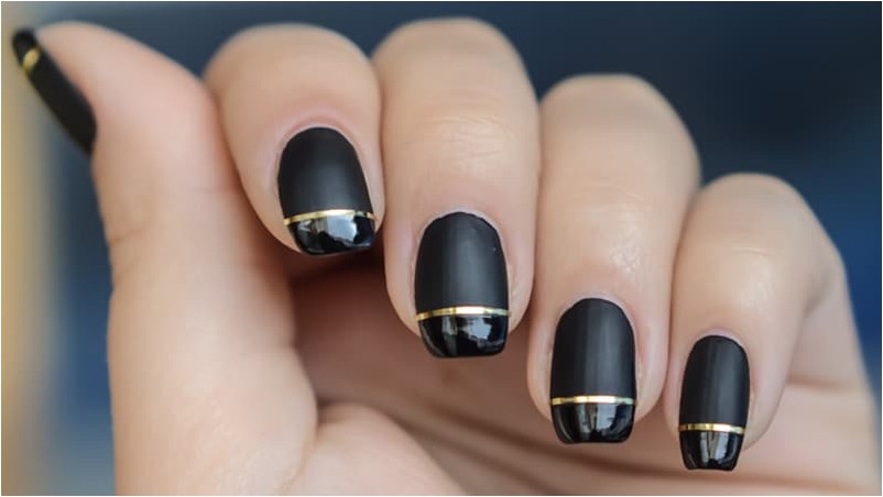 Матовые черные ногти с золотом