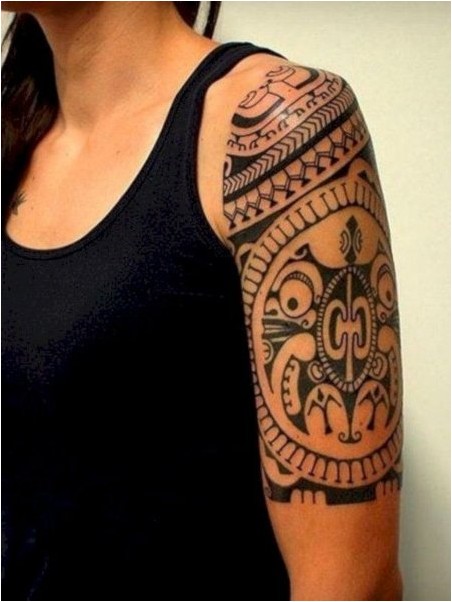 Полинезийская татуировка на половину рукава
