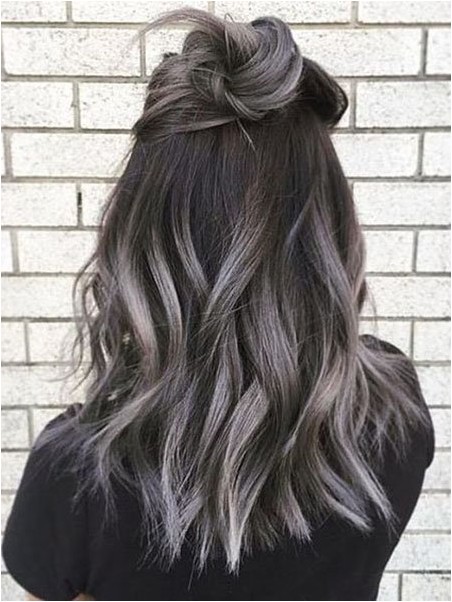 Серебряные блики через темно-каштановые волосы