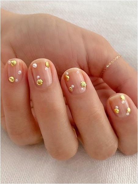 Натуральные ногти с крошечной золотой деталью