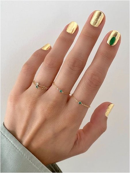 Золотые ногти с деталями из зеленого нефрита