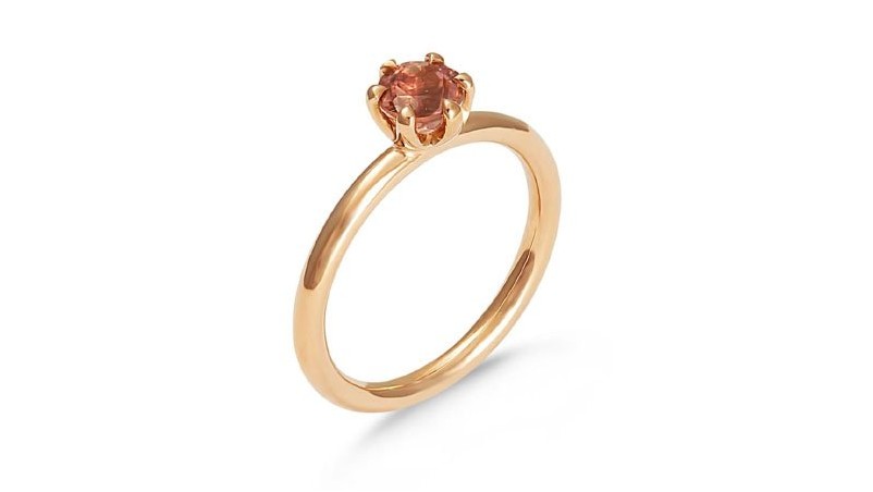 Обручальное кольцо с одноцветным камнем