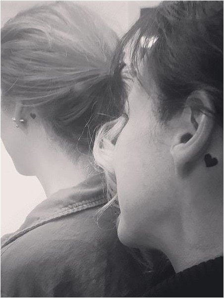 Татуировки Сестры, За ухом