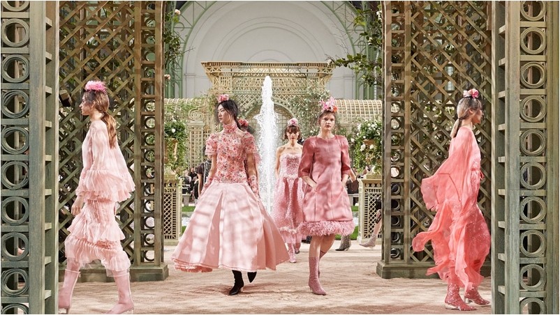 Новости моды: Chanel создает мистический подиум для вечеринок в саду на Неделе моды в Париже