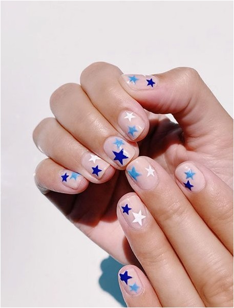 Обнаженные ногти с голубыми и белыми звездами