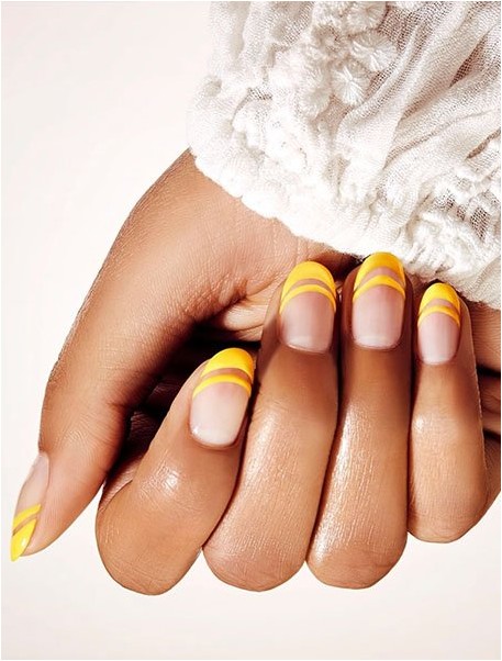 Нюдовые ногти с желтыми деталями