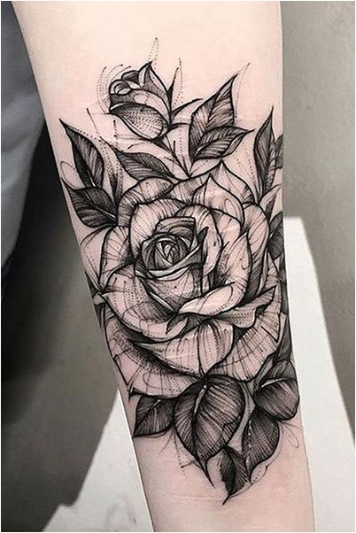 Черно-белая татуировка с розой