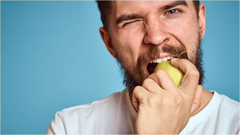 Отбеливание зубов есть яблоко