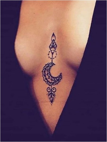 Татуировка Луна на груди