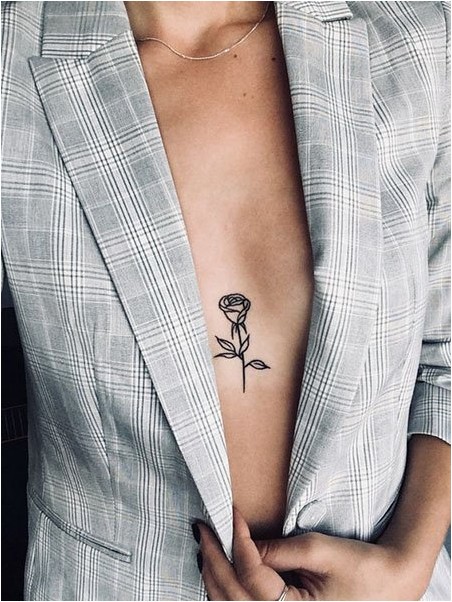 Татуировка на груди с розой